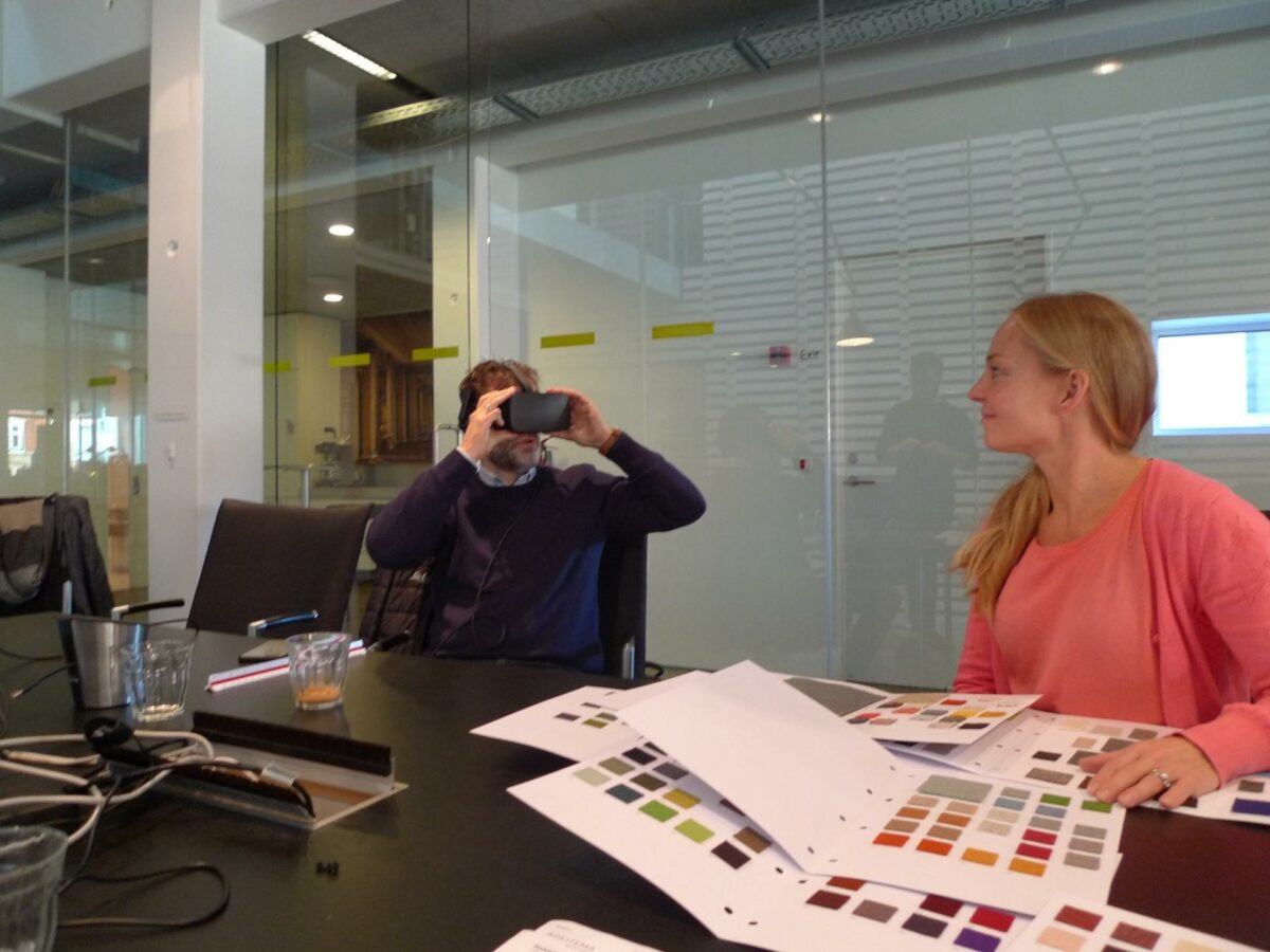 Thomas Larsen og Ulla Eltang Sylvestersen fra Statsbiblioteket ser det kommende projekt med virtual reality. Pressefoto.