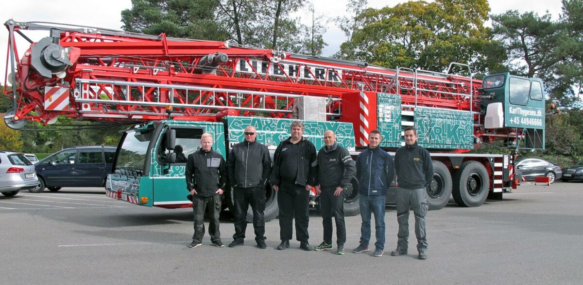 Johs. Møllers Maskiner og Liebherr afleverer den mobile byggekran MK 88 til Karl Thygesen & Søn i Greve. Fra venstre er det Martin Bosch, der er instruktør fra Liebherr, Denis Jensen, som er kranansvarlig hos Karl Thygesen & Søn, kranførerne Michael Olsson og Johnny Gren, samt Jonas Andersen og Carsten Bladt, som er montører hos Johs. Møllers Maskiner. Pressefoto.