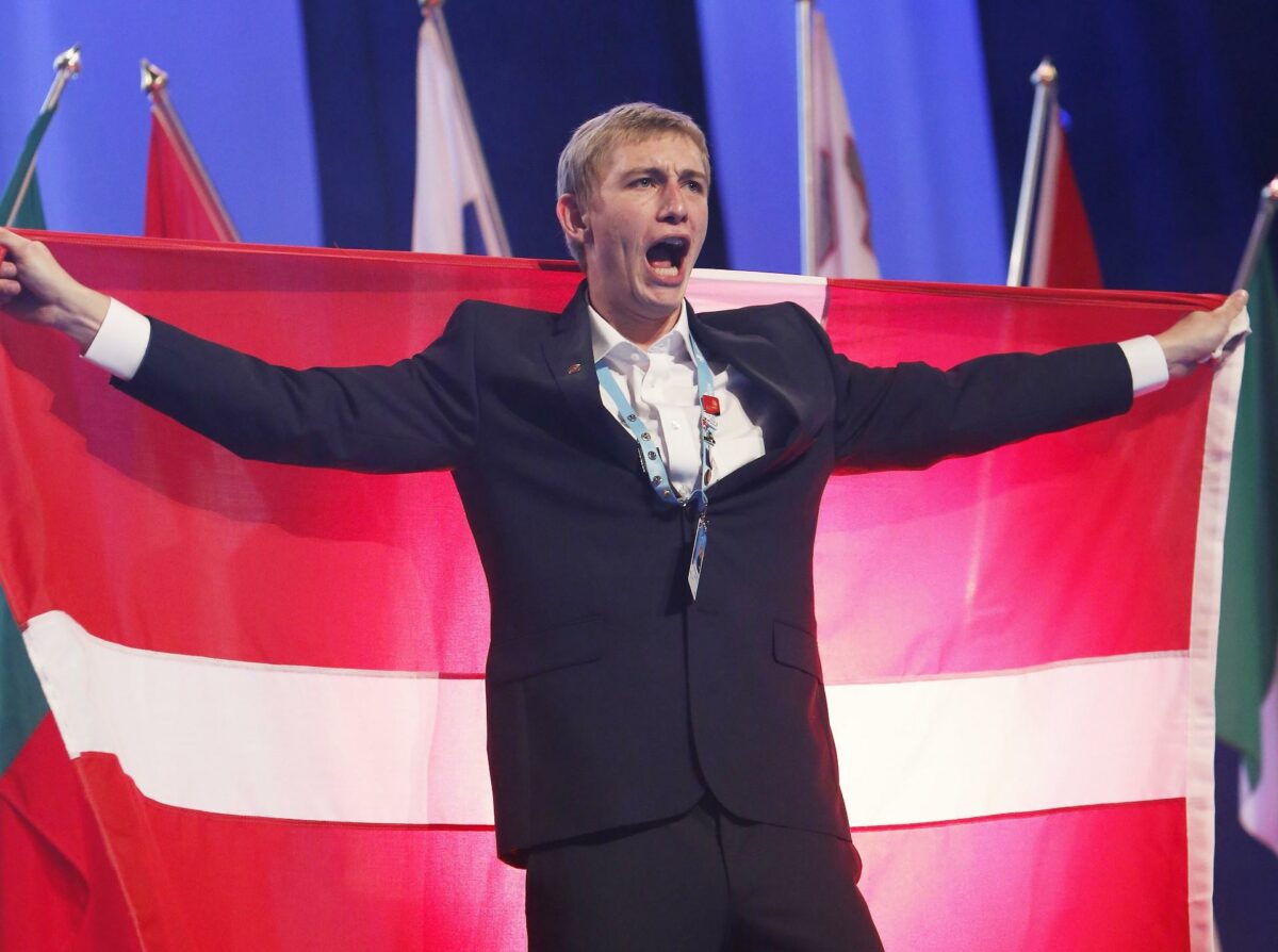 Bygningssnedker Frederik Riber kunne efter sin præstation ved EuroSkills 2016 glæde sig over sin bronzemedalje. Foto: Henrik Brunnsgaard.
