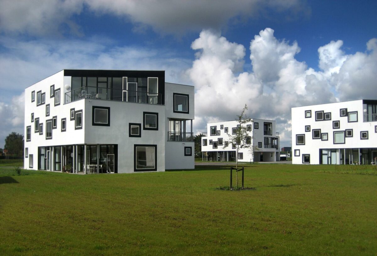 Investerer man et gennemsnitligt hus på 1,9 millioner kroner, får man en ekstra regning på 25.000 kroner sammenlignet med i fjor, men det er vel og mærke før køb af byggegrund. Foto: Colourbox.