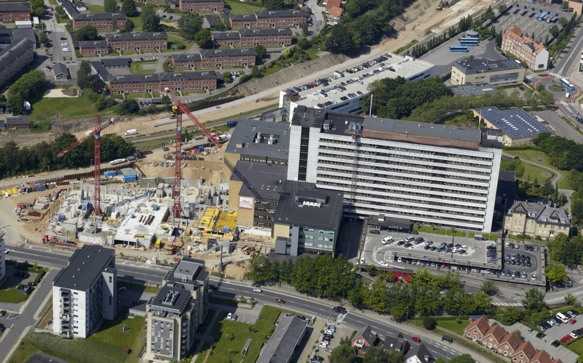 Hvis regionens politikere i december godkender planen, vil de eksisterende bygninger på Regionshospitalet Viborg frem mod 2020 blive bygget, så de hænger godt sammen med det nye akutcenter. Foto: Regionshospitalet Viborg.