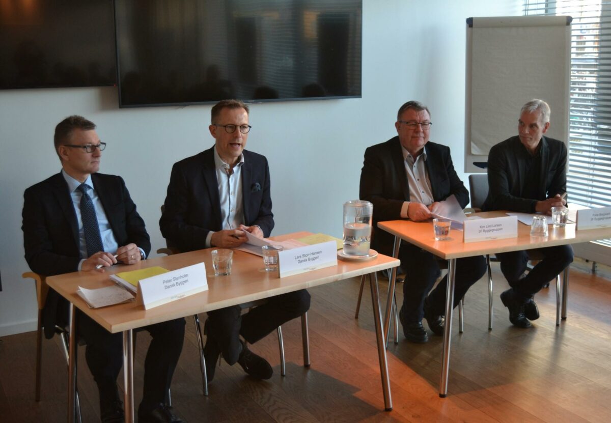 Fra venstre mod højre: Peter Stenholm (Dansk Byggeri), Lars Storr-Hansen (Dansk Byggeri), Kim Lind Larsen (3F) og Pakke Bisgaard (3F). Foto: Dan Bjerring.
