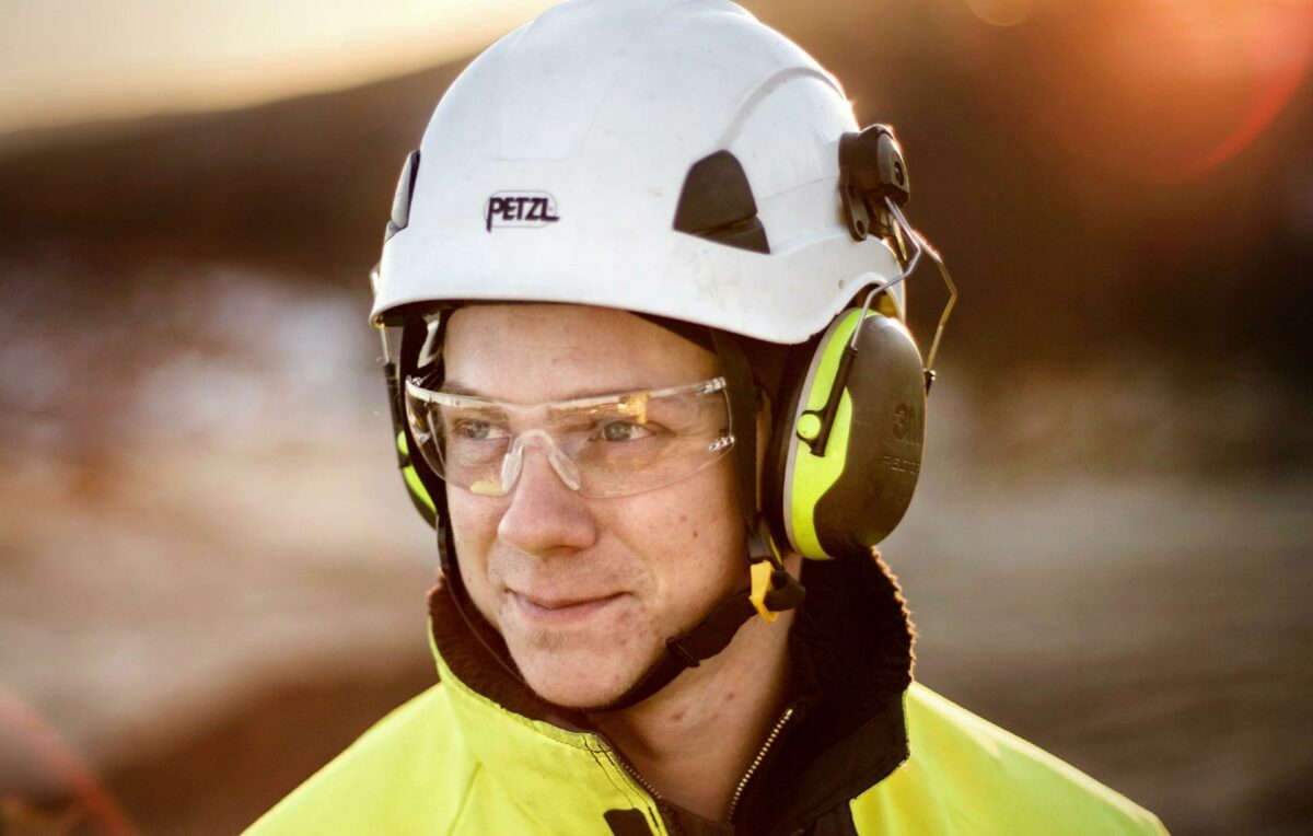 NCC indfører nu påbud om obligatorisk brug af beskyttelsesbriller og hjelm med hagerem for alle, der færdes på NCC's byggepladser, asfaltfabrikker og øvrige arbejdspladser. Pressefoto.