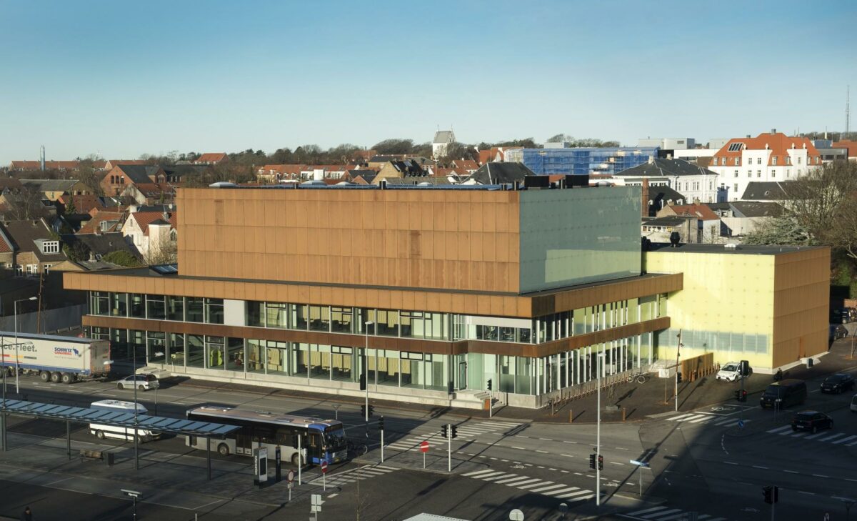 Det har kostet 180 millioner kroner at opføre Vendsyssel Teater, der er tegnet af SHL. Foto: Tao Lytzen.