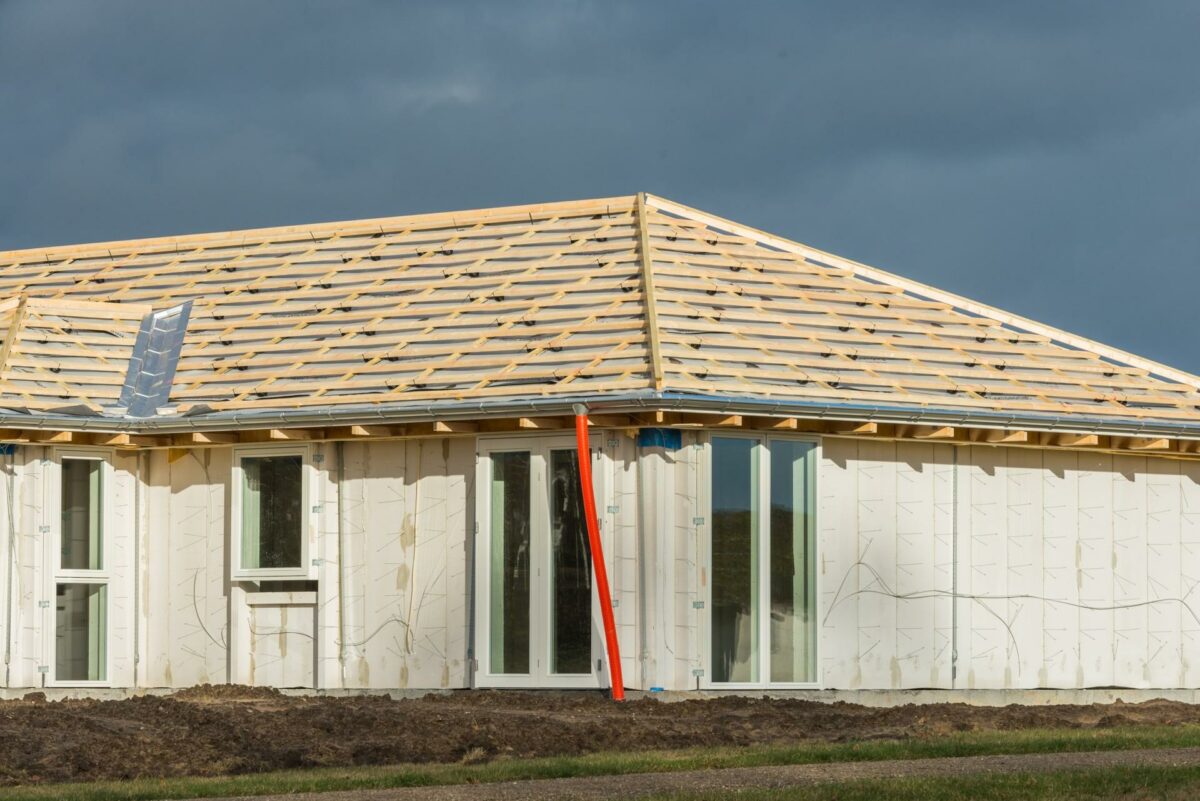 Der er meget præcise krav til, hvor meget luft der må trænge igennem en bygnings klimaskærm - men det halter med kontrollen efterfølgende. Foto: Colourbox.