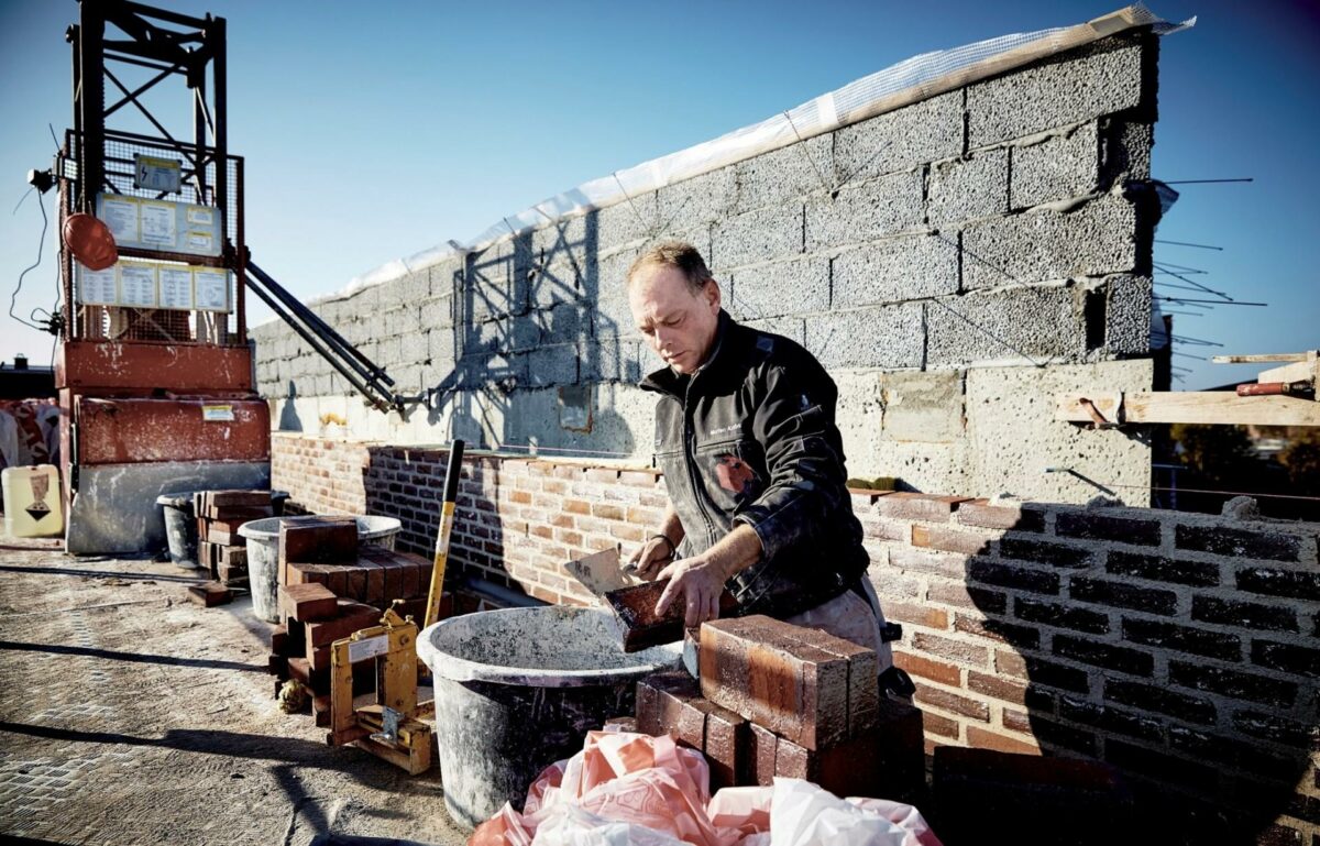 Materieludlejningsvirksomheden Platform.as udlejer arbejdsplatforme og hejs til landets byggepladser. Virksomheden er netop blevet ISO 9001 certificeret og anerkendt for det flerårige arbejde med at implementere og efterleve faste procedurer i alle led i organisationen. Foto: Platform.as.