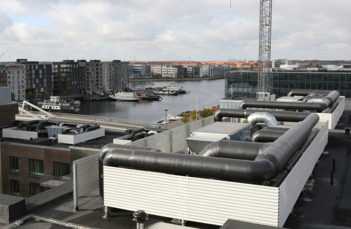 T boligkomplekser opføres i øjeblikket på Teglholmen, og den tekniske isolering foregår i højt tempo. Pressefoto.