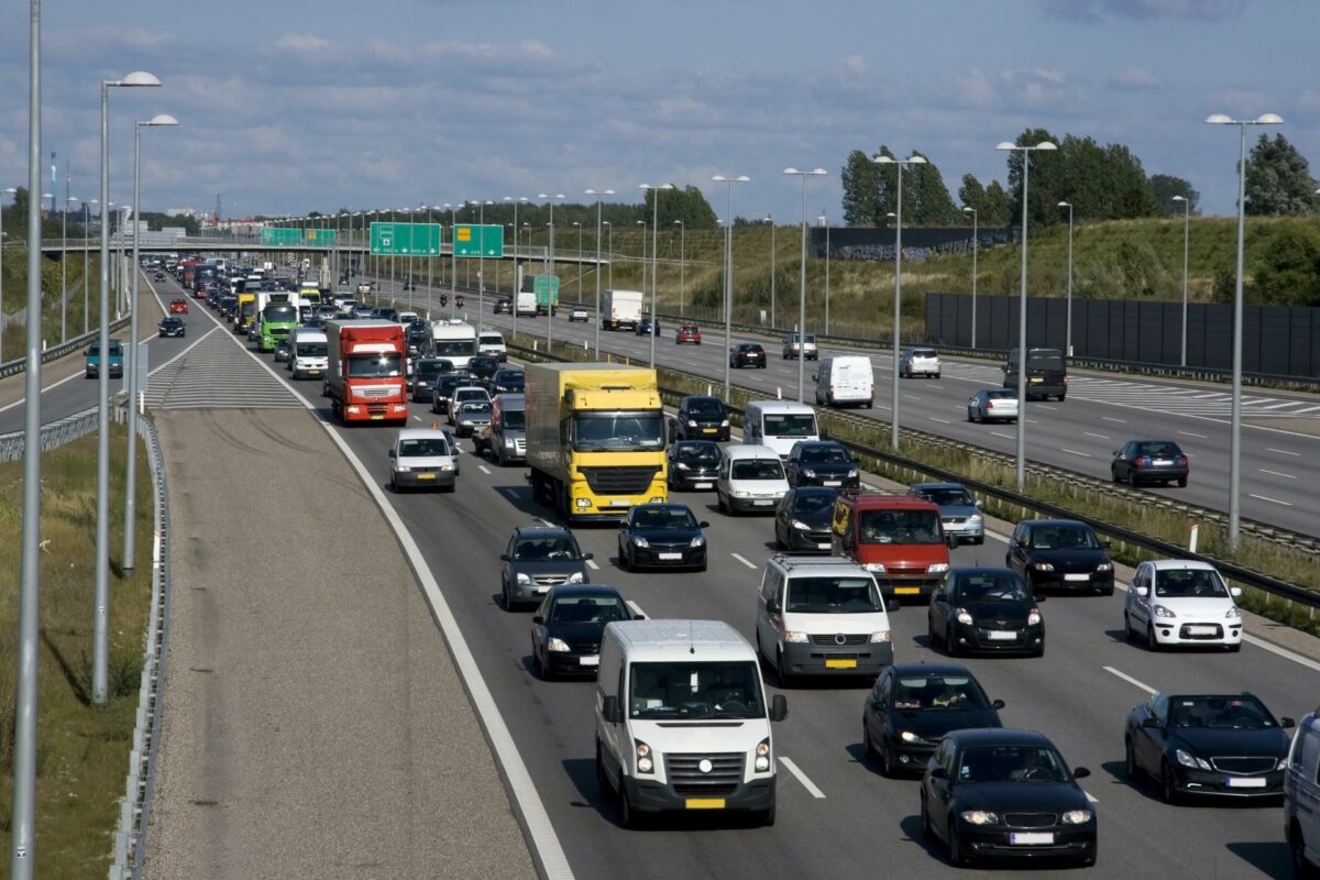 Dansk Håndværk afviser ikke, at tyve kan udse sig varebiler i trafikken og spore dem på CVR-nummeret. Foto: Colourbox.