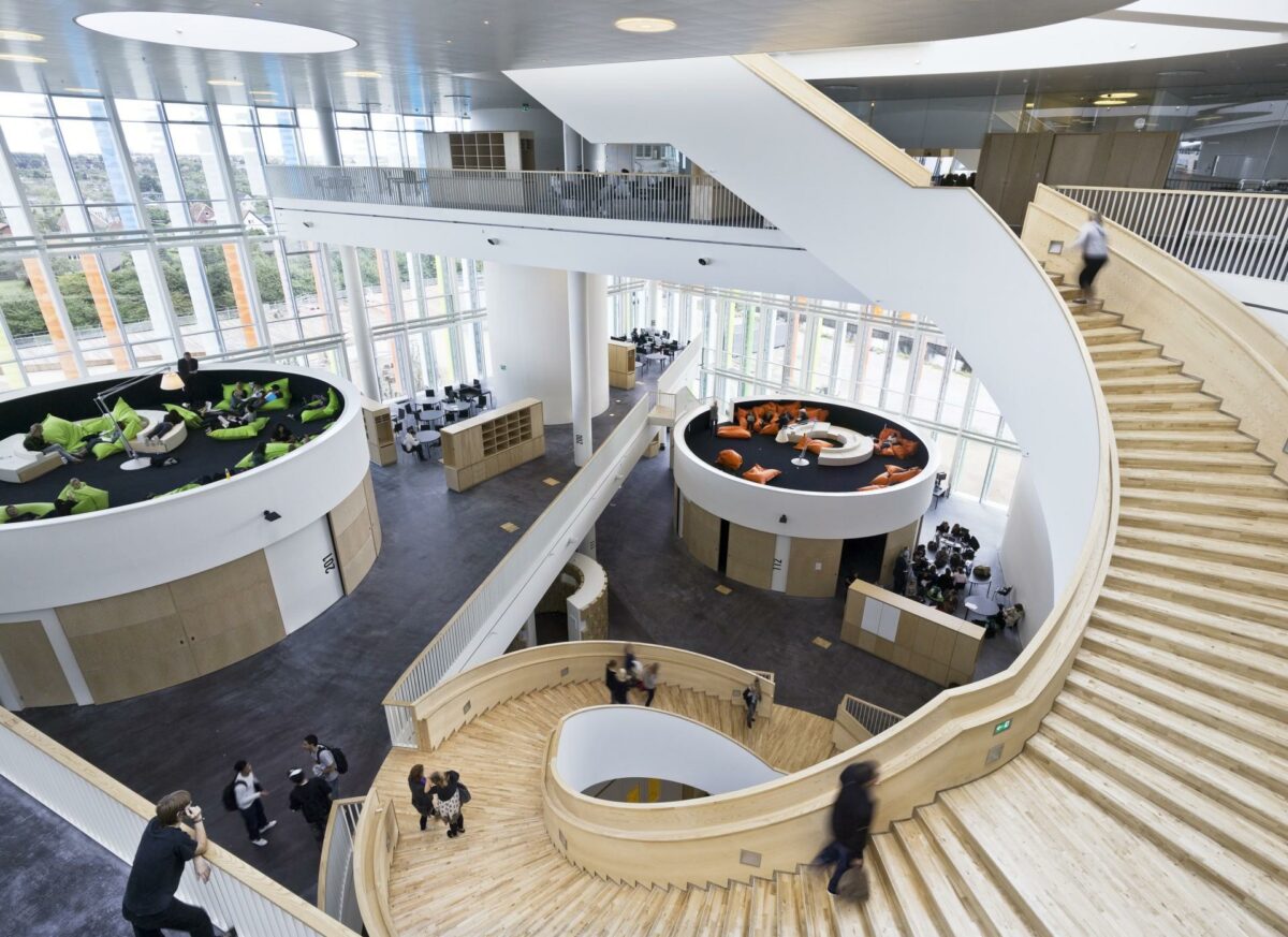 Den nye forskningsklynge skal forstå, hvordan arkitektur stimulerer adfærd. Her ses Ørestad Gymnasium, der ifølge 3XN afspejler internationale tendenser, der sigter mod et mere dynamisk og realistisk studiemiljø. Foto: Adam Mørk.
