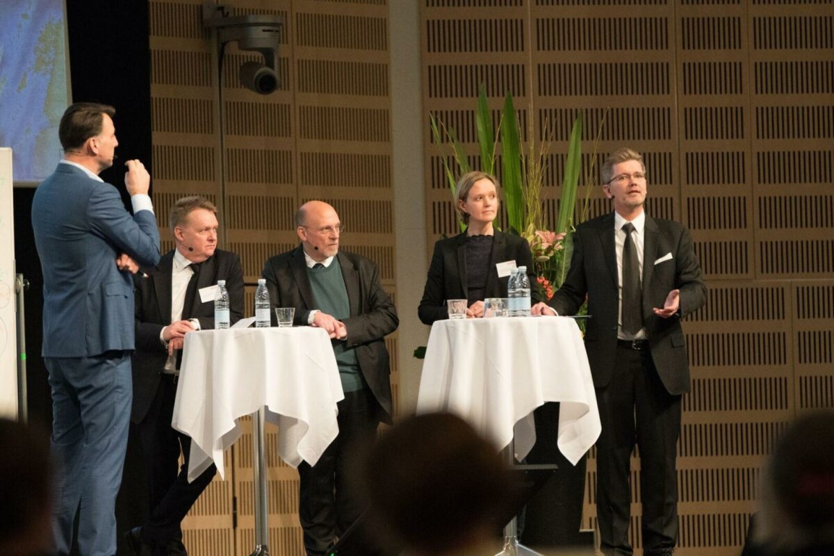 Paneldebatten handlede blandt andet om samarbejdet mellem kommunen og ejendomsbranchen. Fra venstre moderator Michael Kamber, adm. direktør Henrik Bodskov fra IBM Danmark, adm. direktør Jesper Nygård fra Realdania, Venstres spidskandidat Cecilia Lonning-Skovgaard samt overborgmester Frank Jensen. Foto: Byggesocietetet.