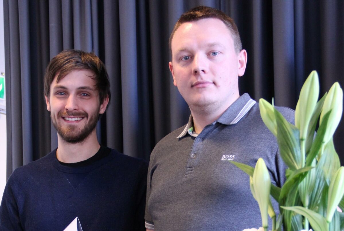 Andreas Jakobsen (tv) modtog årets energiteknologpris mens Troels Fogh Rasmussen (th) fik elinstallatørprisen. Pressefoto.