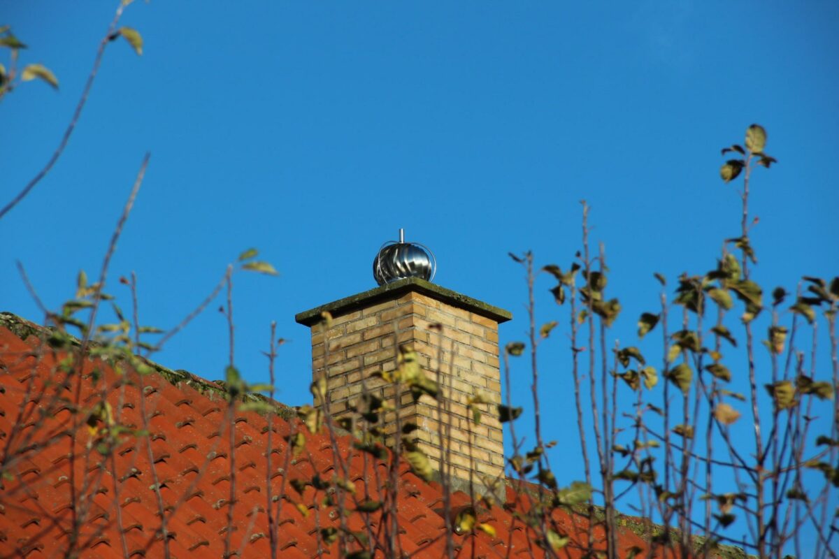 Et radonsug med vindhætte og termisk opdrift som drivkraft skal kontrolmåles over et helt år. Pressefoto.