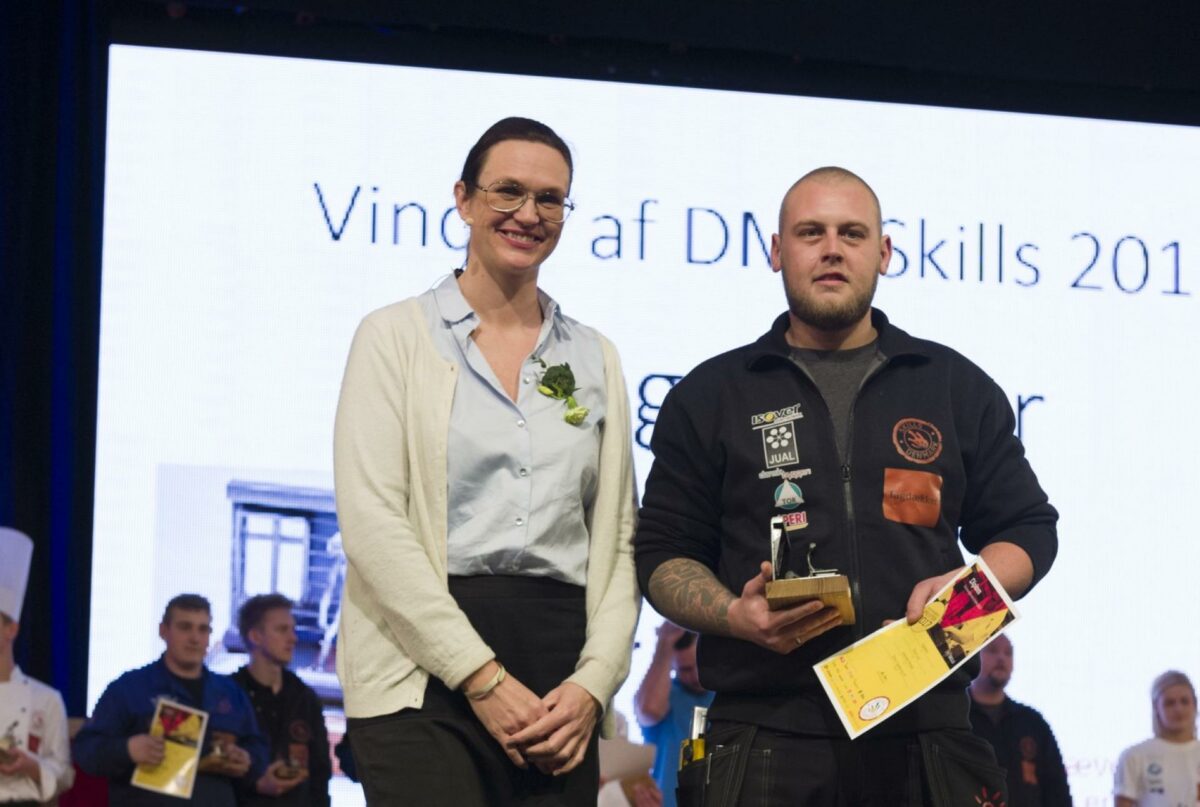 Simon Lund fik overrakt diplom og pokal af undervisningsminister Merete Riisager (LA) som bevis på sin triumf ved DM i Skills 2017. Foto: Per Daugaard.