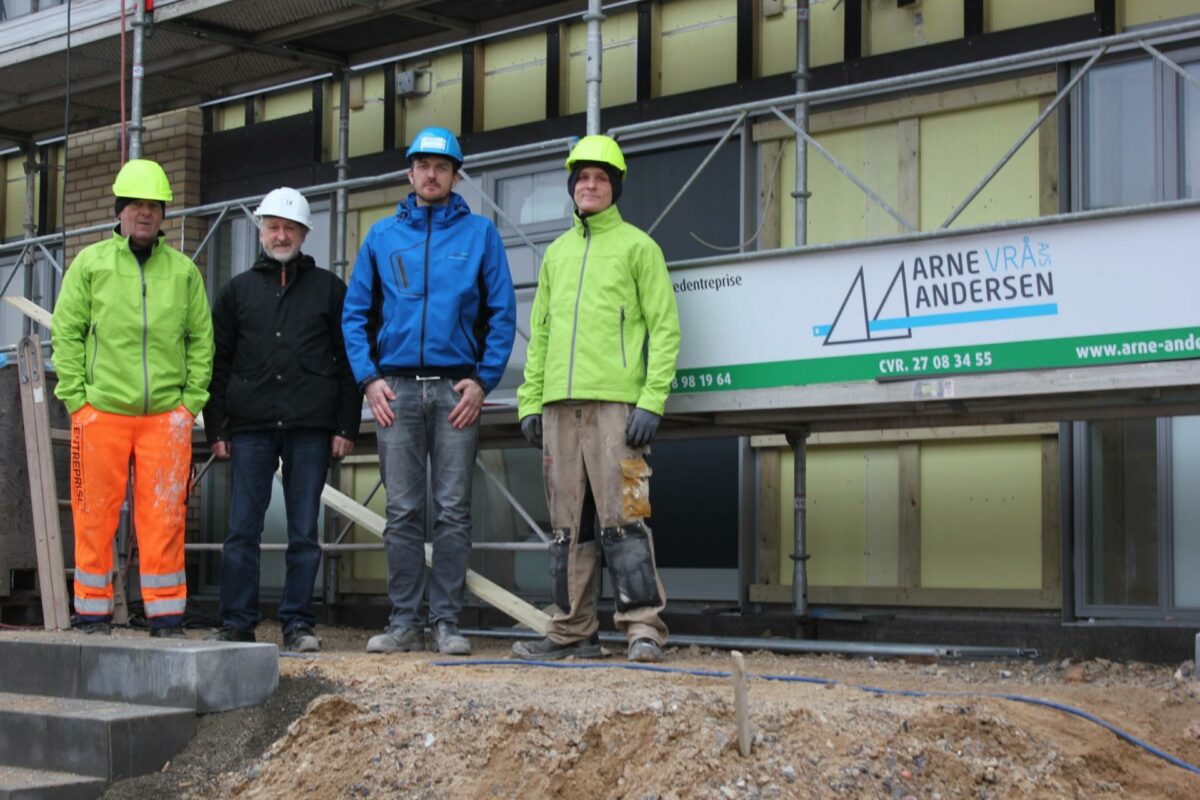 Byggelederen sammen med tre deltagere i projektet. Pressefoto.