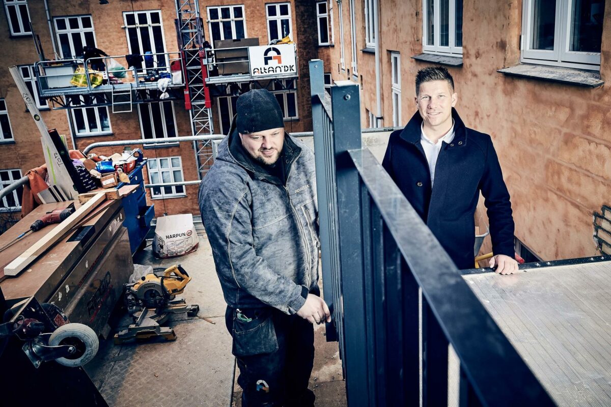 Casper Knudsen (th.) overtog i sensommeren 2016 sin fars firma Altan.dk. Pressefoto.
