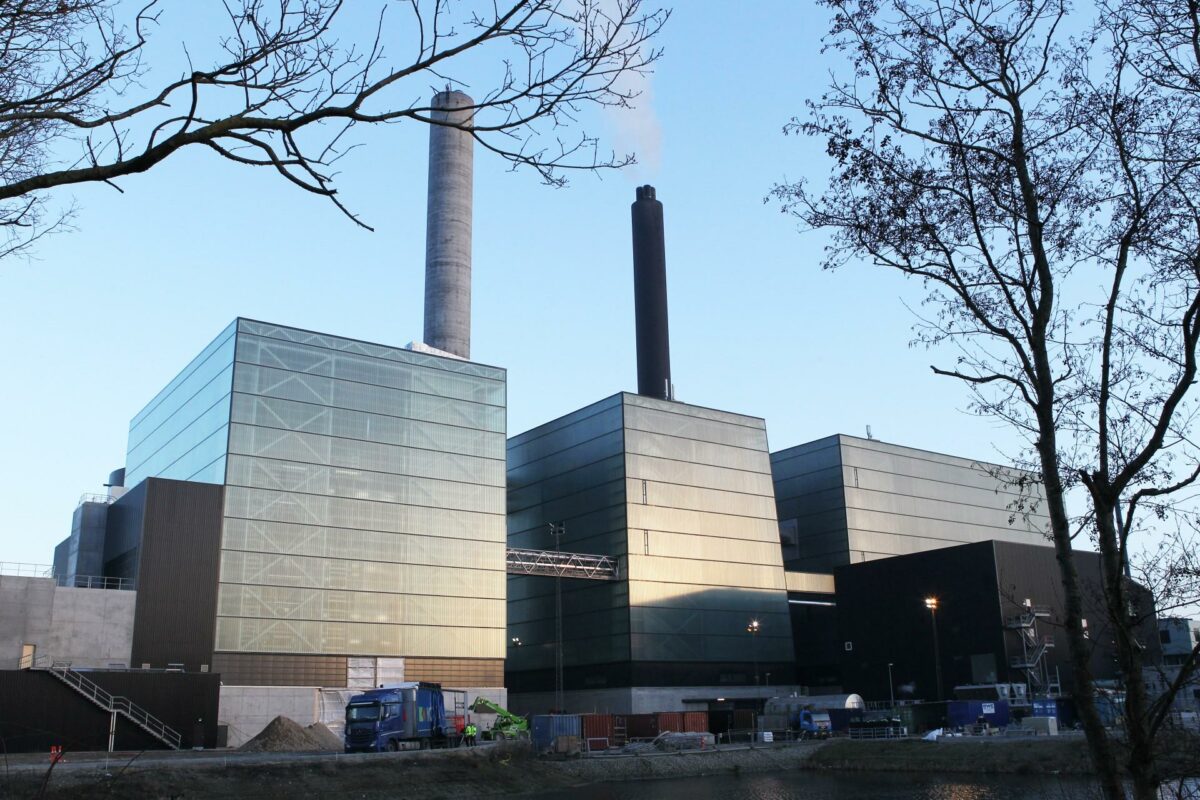 Her ses hele forbrændingsanlægget hos Aarhus Kommune. Det biomassefyrede kraftvarmeværk, som nu bliver påvirket af konkursen, er den store glasbygning til venstre med den grå skorsten. Foto: Aarhus Kommune.