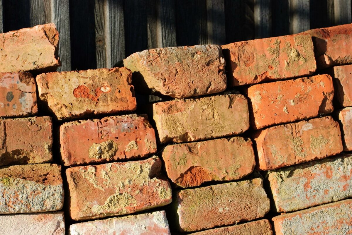 En af udfordringerne er ifølge Dansk Byggeri at dokumentere og certificere gamle byggematerialer, så man for eksempel ved, om brugte mursten kan genbruges i bærende konstruktioner. Foto: Colourbox.