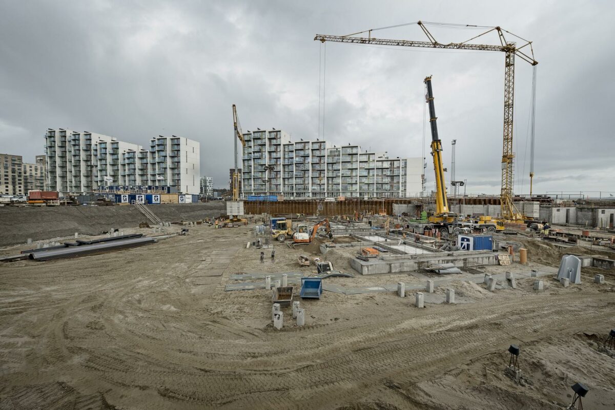En stueetage med seks meter til loftet betyder, at der også skal pladsstøbes vægge til højhuset. MT Højgaard/Jørgen True.