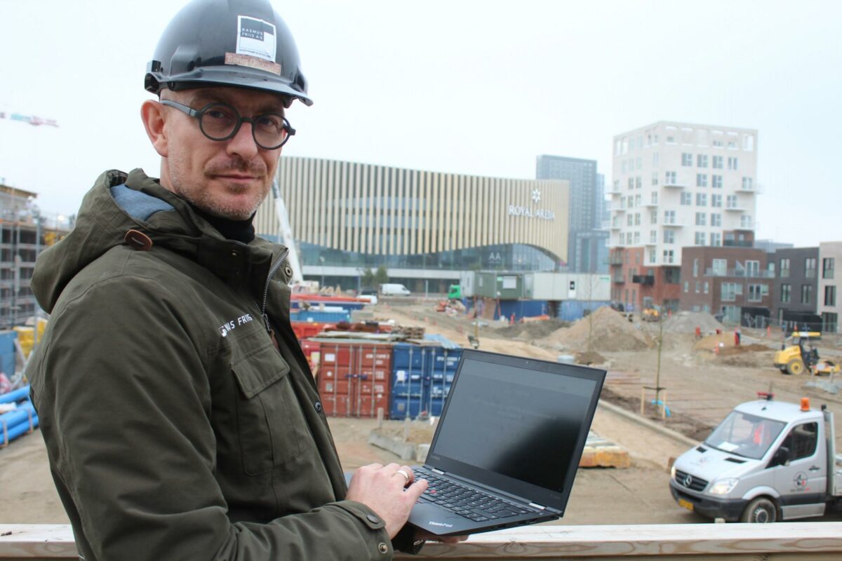 Ifølge entreprisechef Søren Daugaard fra Rasmus Friis A/S sparer han personligt op til en hel dag om ugen ved at lade papirfakturaer overgå til elektroniske. Pressefoto.