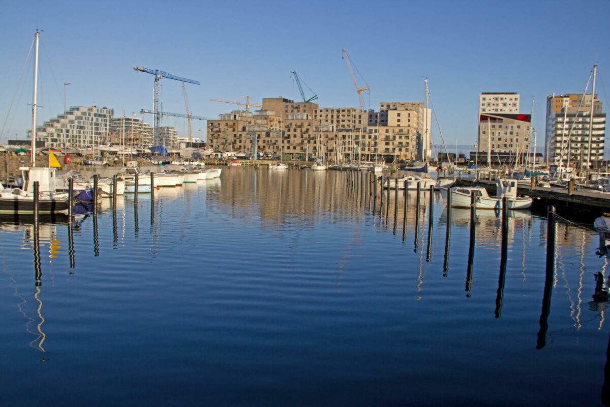 Affaldet skal suges væk fra den nye bydel Aarhus Ø. Dermed bliver skraldebiler ikke at se i gadebilledet. Foto: Colourbox.