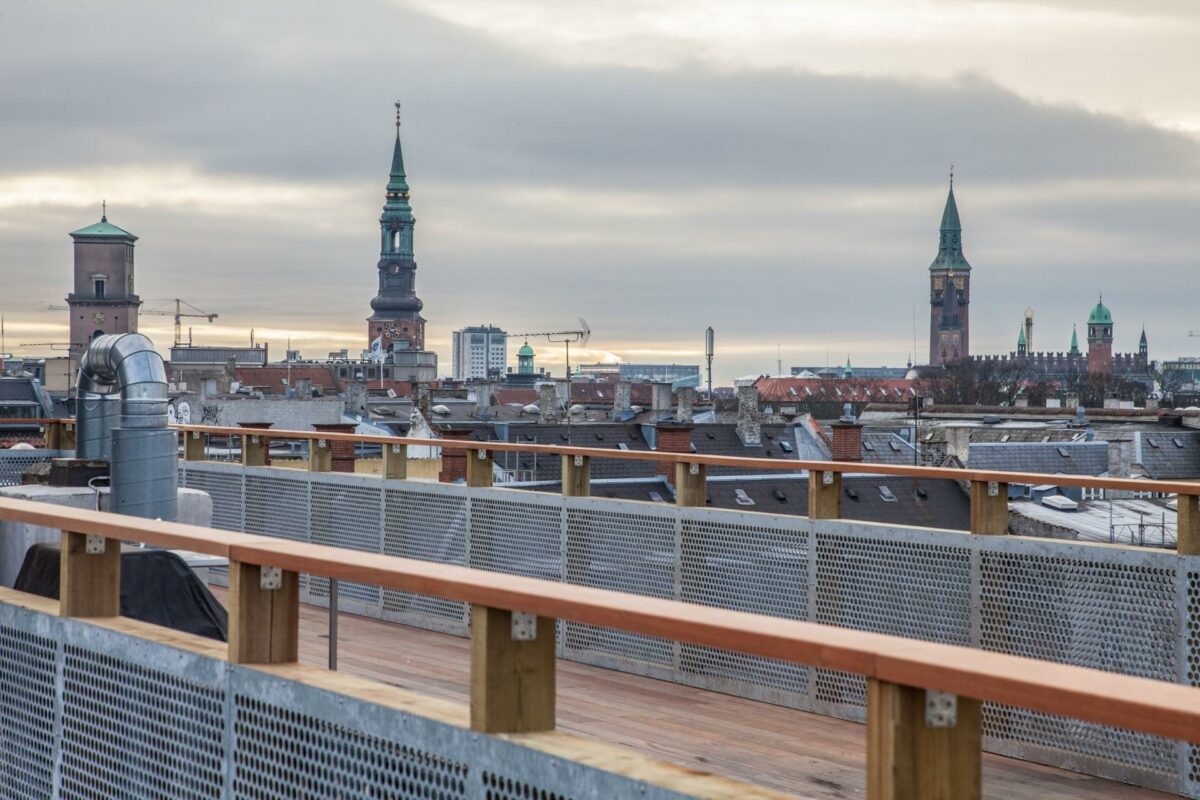 Fra den nye tagterrasse er der god udsigt over byen. Pressefoto.