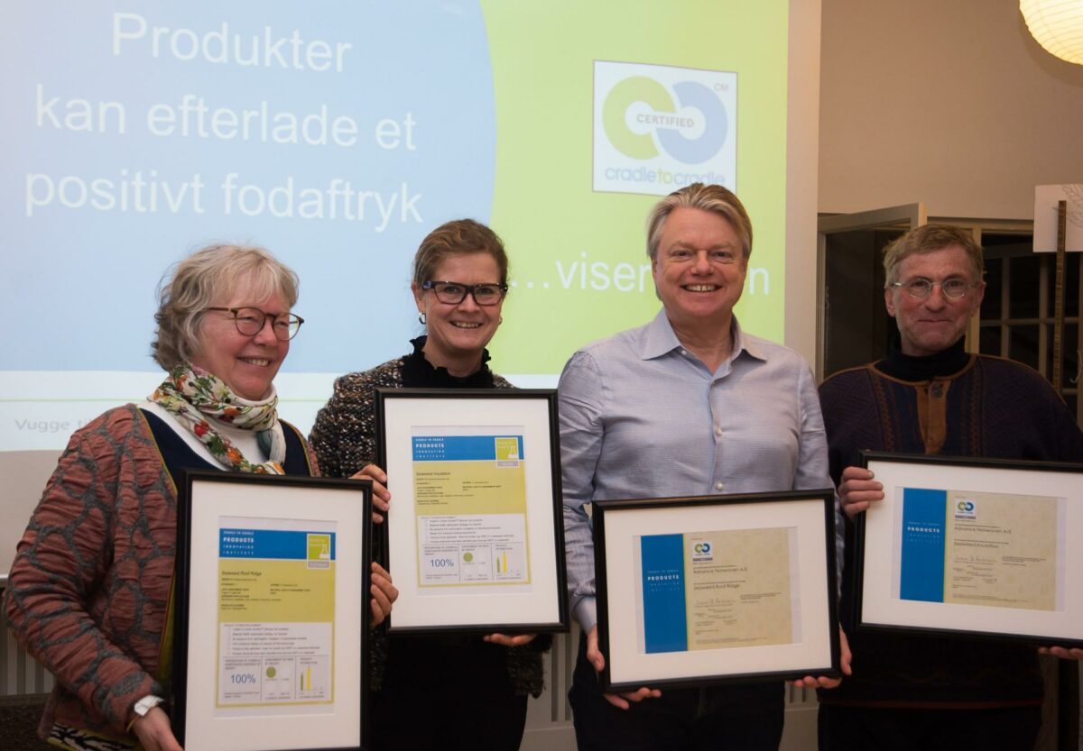 Direktør Annette Hastrup fra konsulentvirksomheden Vugge til Vugge ApS overrakte certifikaterne til direktør Flemming Werk fra Advance Nonwoven flankeret af Bodil Pallesen fra Teknologisk Institut til venstre og Henning Johansen fra Læsø Tangbank til højre. Foto: Lone Bolther Rubin.