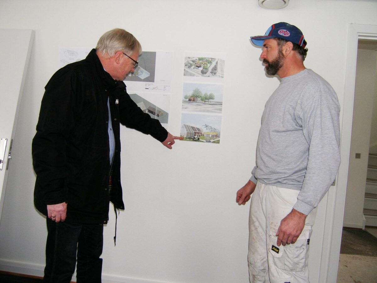 Projektleder Niels Christian Nielsen (tv.) og murermester Thomas Rasmussen gennemgår nogle af stregerne til fremtidens grønne forsamlingshus. Foto: Helle Judith Thomasen.