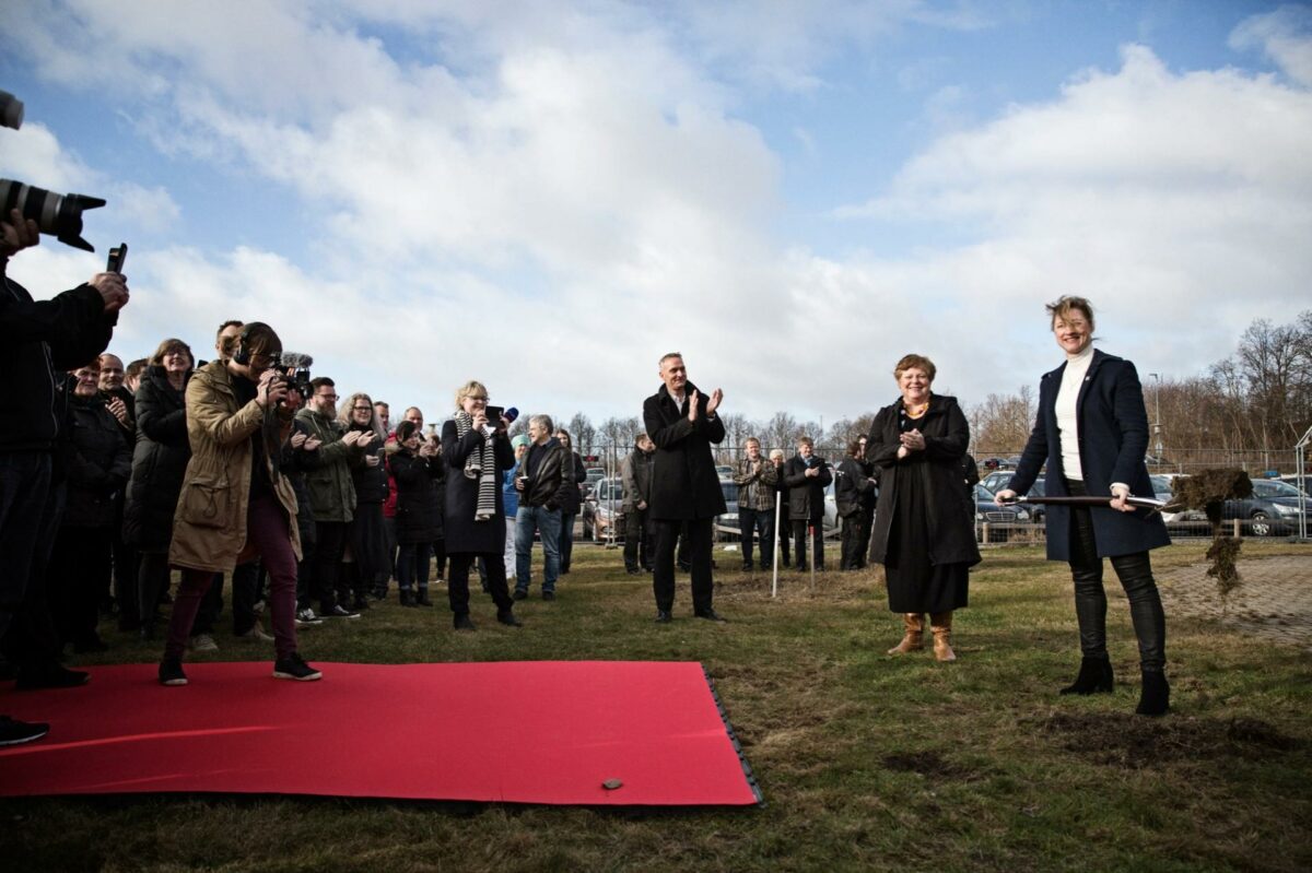 I går tirsdag den 21. februar tog Regionrådsformand Sophie Hæstorp Andersen første spadestik til Nyt Hospital Hvidovre. Pressefoto.