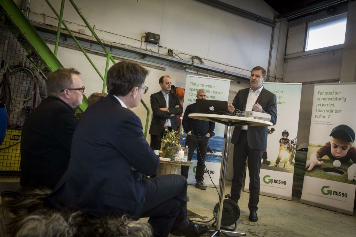 Administrerende direktør i DK Beton Niels Søndergaard-Peter, administrerende direktør i RGS 90 Henrik Grand Petersen samt bæredygtighedschef i RGS 90 Ebbe Naamansen forklarer her de to virksomheders planer for erhvervsminister Brian Mikkelsen, der var på besøg mandag. Foto: Jens Panduro.