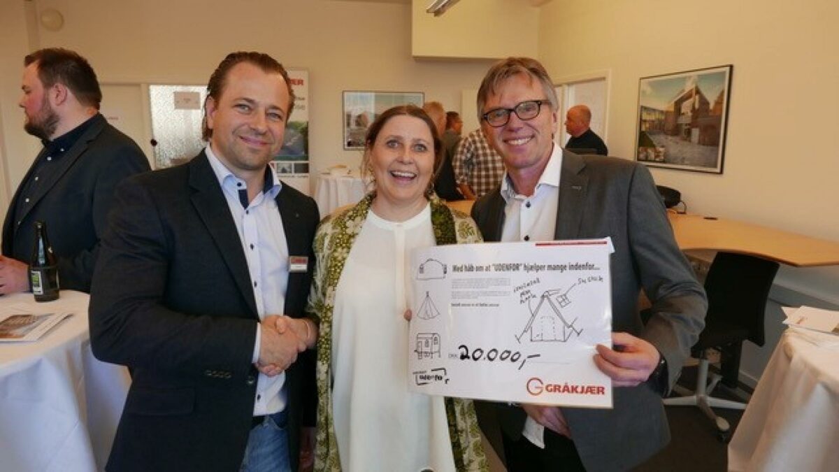 Gråkjærs regionsdirektør Johnny Holt, Ninna Hoegh fra Projekt Udenfor og Gråkjærs Marketingchef Tommy Wølk ved receptionen i fredags, hvor Projekt Udenfor fik checken overrakt.