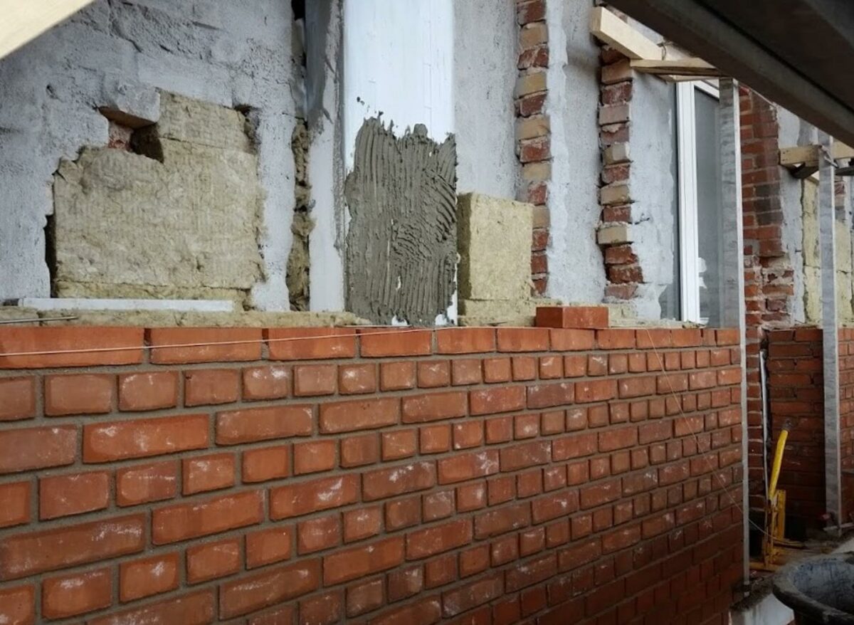 Den nye løsning til renovering af murede facader sker udefra, så husets beboere ikke skal genhuses under arbejdet. Pressefoto.