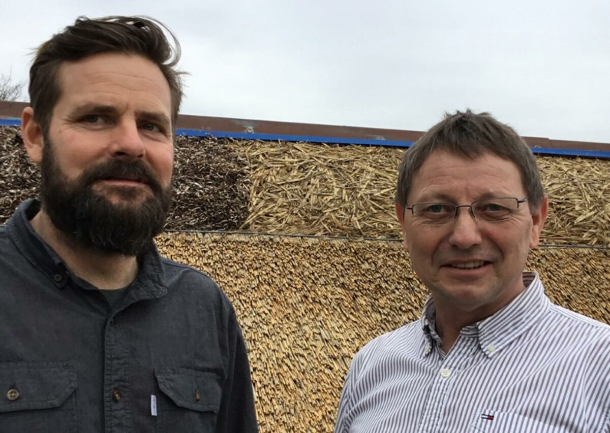 De to formænd Thomas Gerner fra Tækkelauget og Henrik Henriksen fra Dansk Tækkemandslaug er glade for den brede opbakning, der var fra medlemmerne i begge foreninger, til den forestående sammenlægning. De er enige om, at sammenlægningen vil styrke tækkefagets udvikling og interessevaretagelse samt give mulighed for styrket synlighed af et fag i fremgang. Pressefoto.