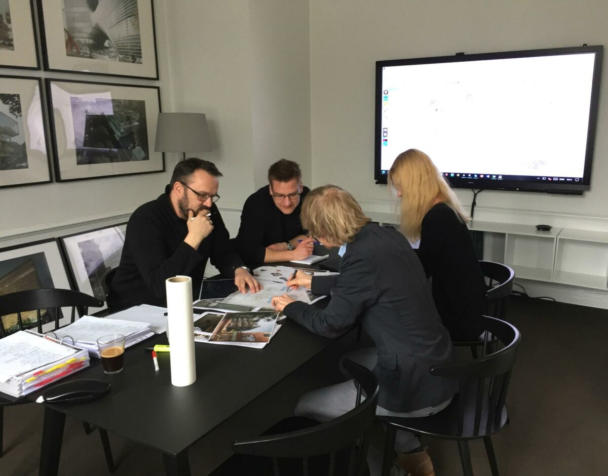 Medarbejderne er allerede i fuld gang med det første fælles projekt. Pressefoto.