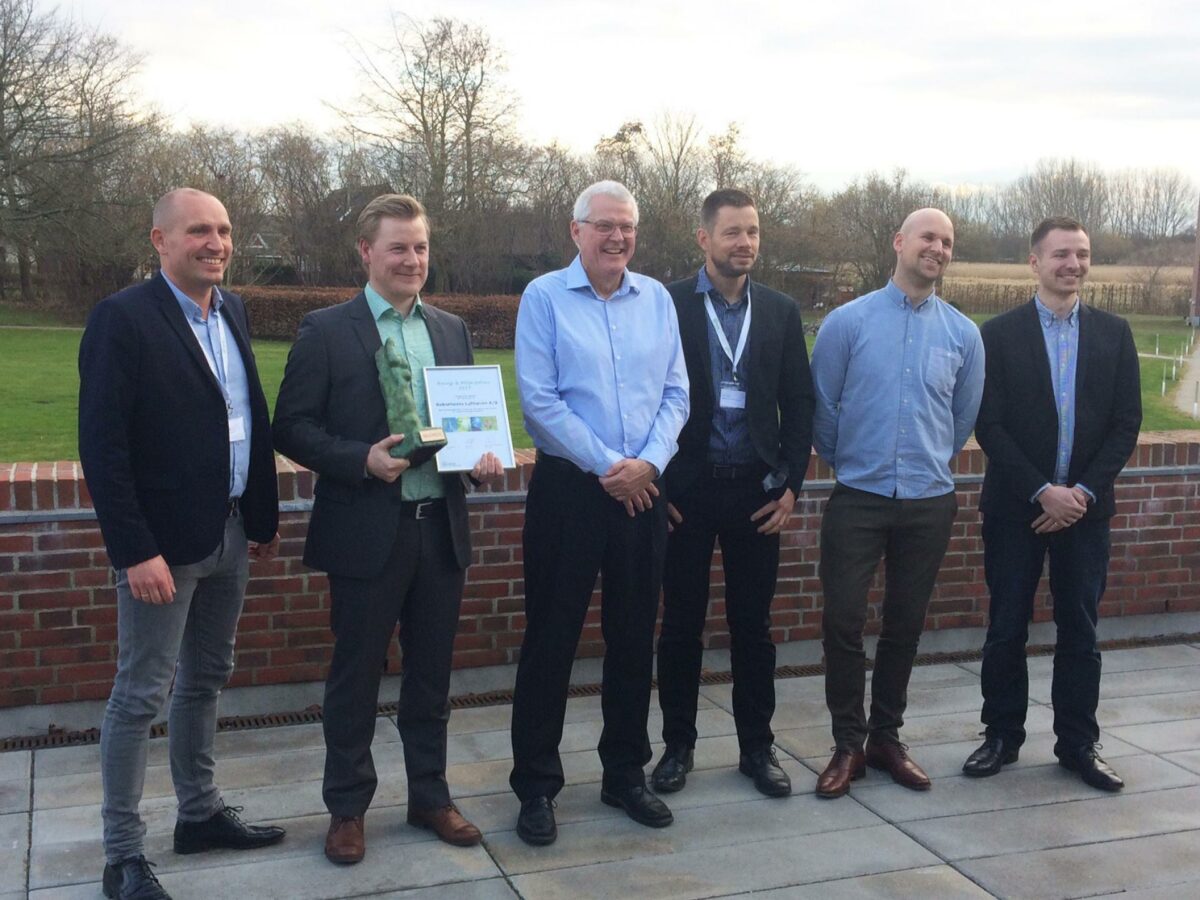 Energichef Niels Hunderup med prisen flankeres her af fire kollegaer fra Københavns Lufthavne (t.h.) og formand for Energiforum Danmark, Lars Thygesen (t.v.). Foto: Torben Jastram.