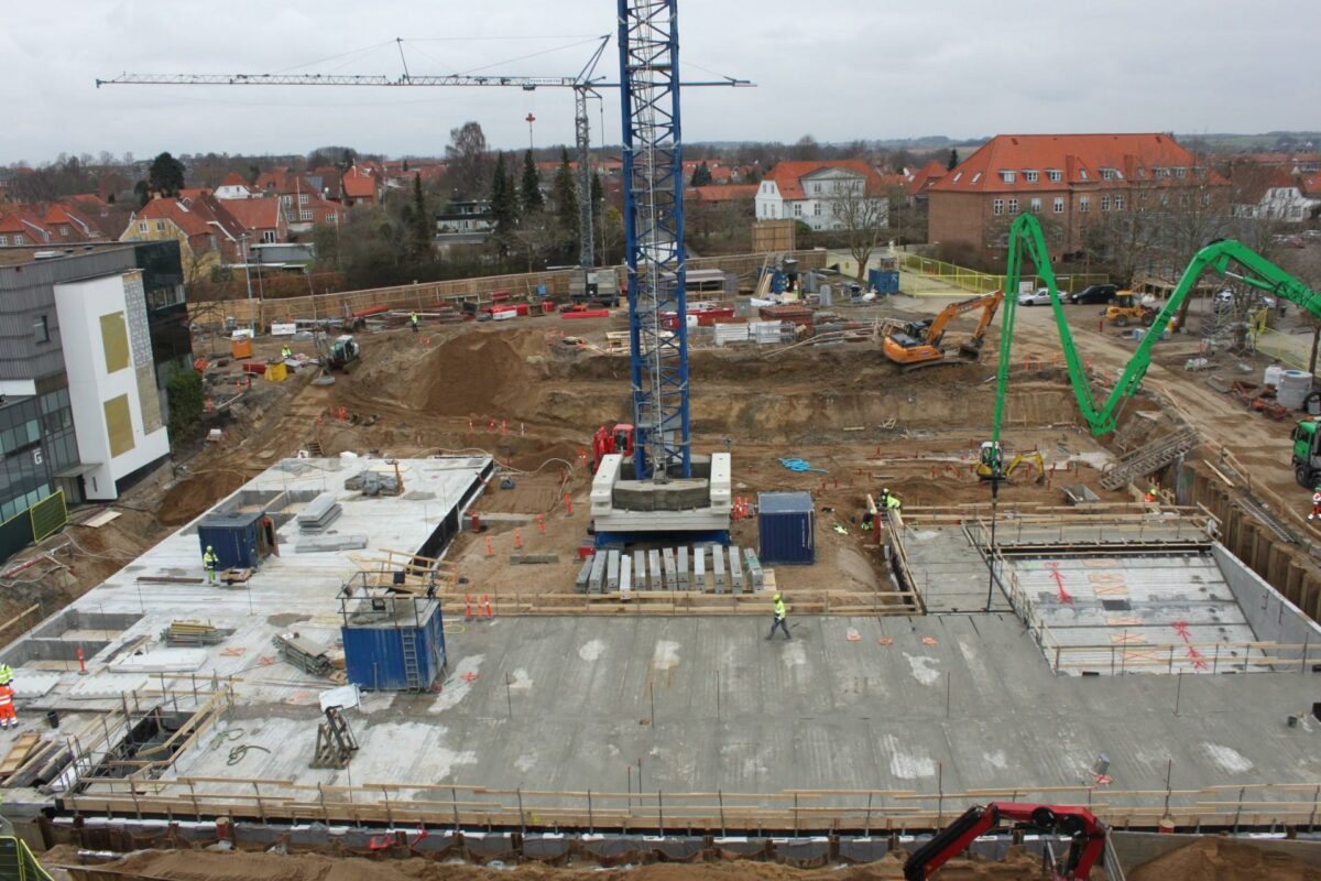 Der er nu kommet betonelementer over kælderniveauet. Næste skridt er vægelementer.