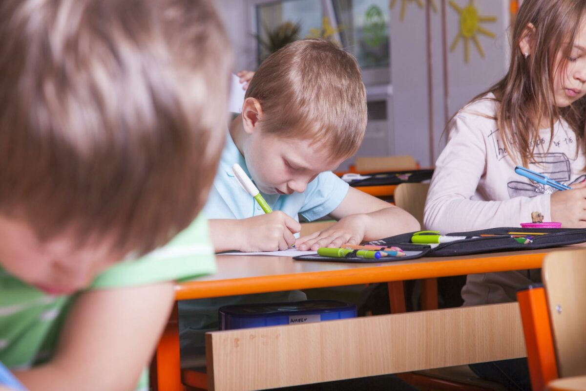 Undersøgelsen viser, at mere end 90 procent af skoleklasserne i løbet af skoledagen har et CO2-niveau, der er højere end det, myndighederne anbefaler. Foto: Colourbox.