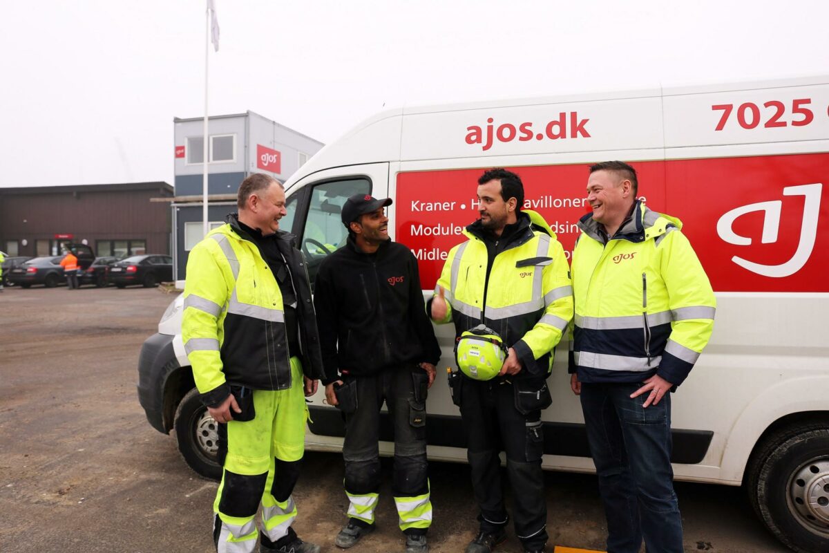 Ajos a/s har mange nationaliteter ansat. Her er der Jeroen Duys, Hassan Aways Hassan, Sami Shaeter og Jan Frandsen, der mødes på pladsen. Pressefoto.