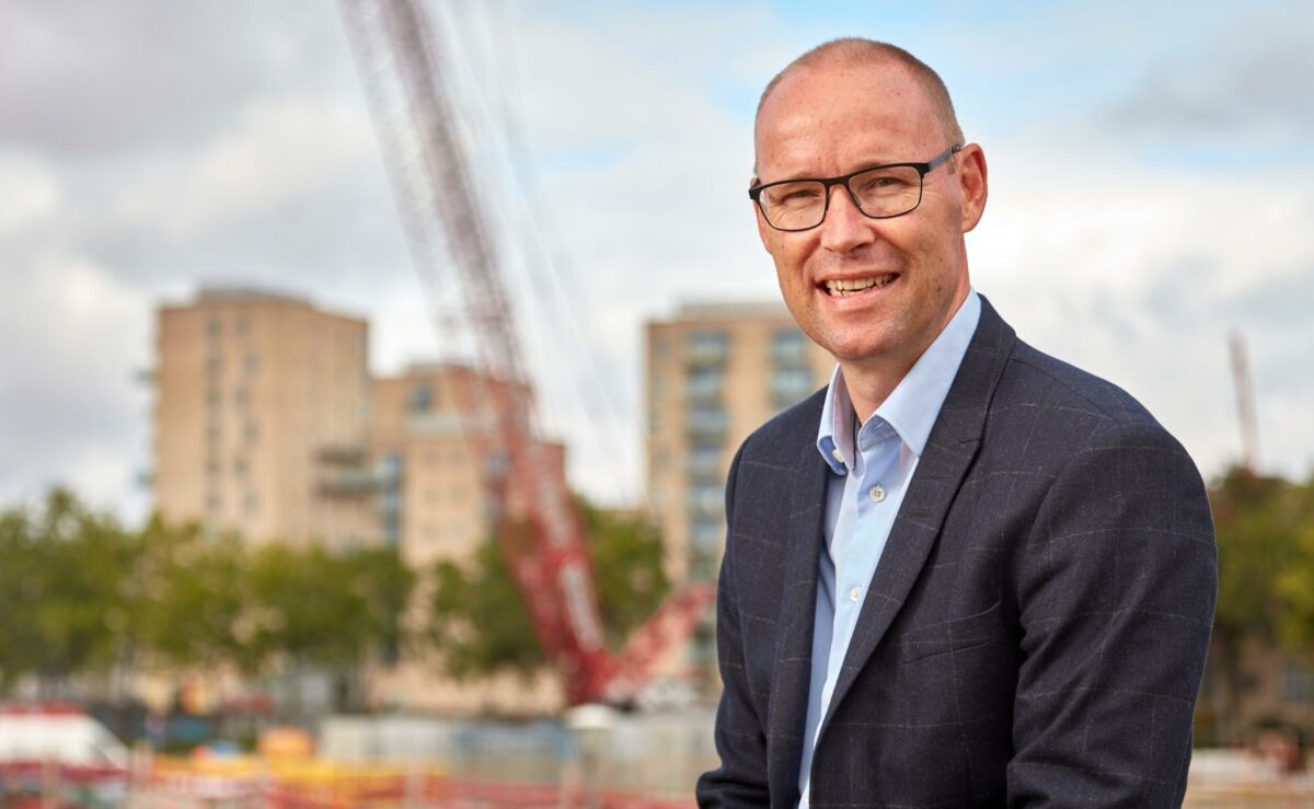 - Vi vil gerne have flere hovedentrepriser de kommende år, fordi 50 procent i en hovedentreprise er råhuset, som vi jo er specialister i med vores egenproduktion, siger Hans Anker Nielsen, administrerende direktør i LM Byg A/S. Pressefoto.