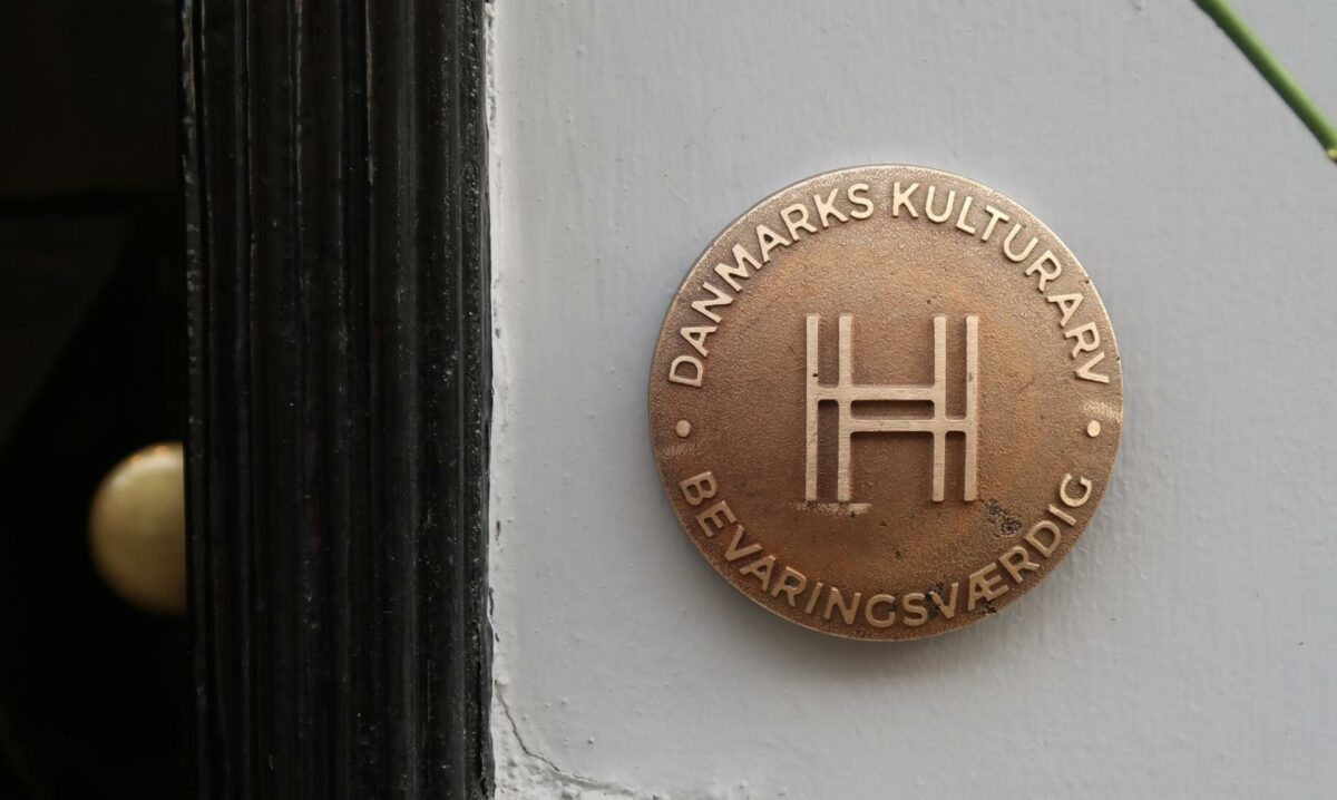 Plaketten er designet af arkitekt MAA Bue Beck og fabrikeret af Dansk Skalform A/S.