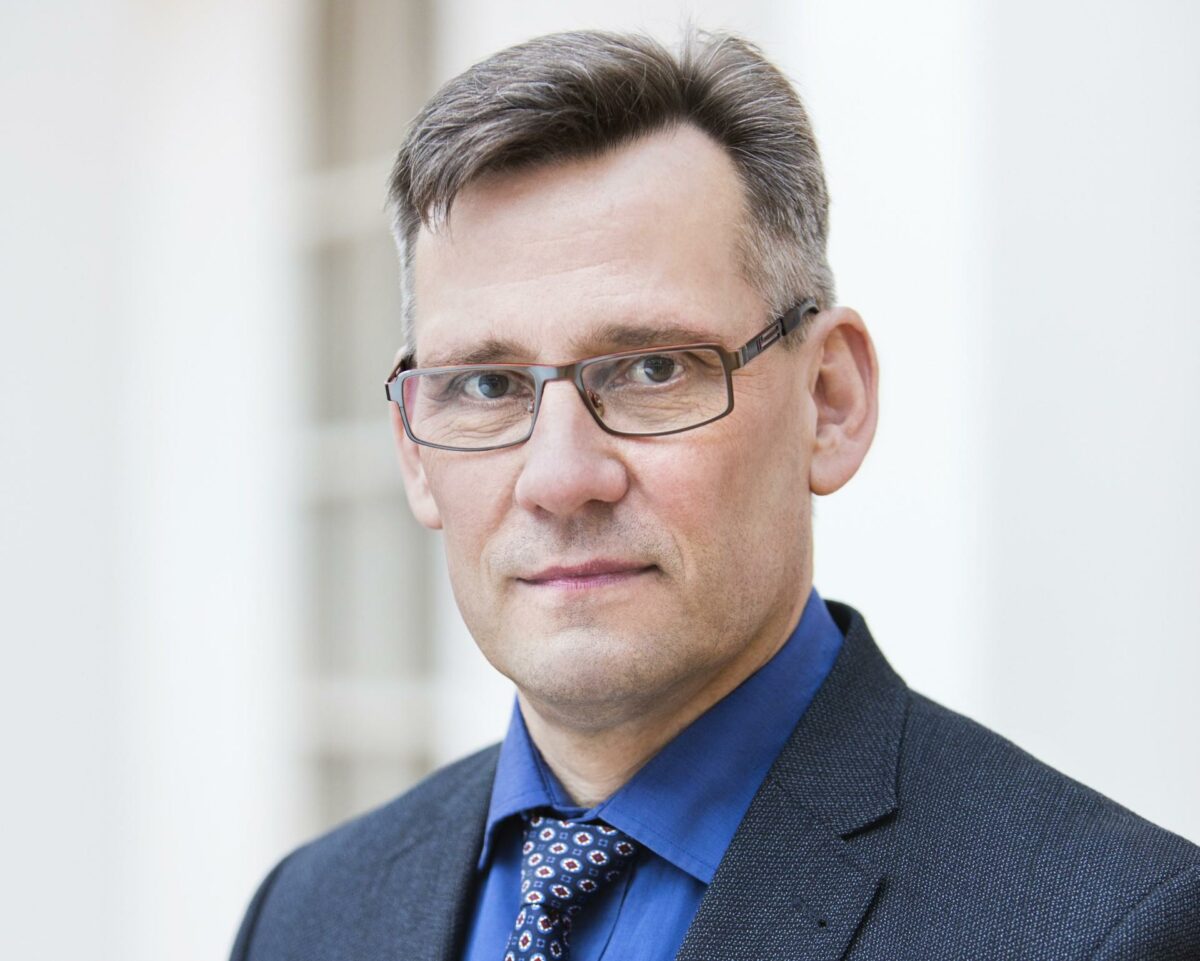 Undervisningen i grundskolen skal være mere praktisk orienteret, så den inspirerer til at tage en erhvervsuddannelse, mener direktør i Danske Erhvervsskoler, Lars Kunov. Foto: Danske Erhvervsskoler.