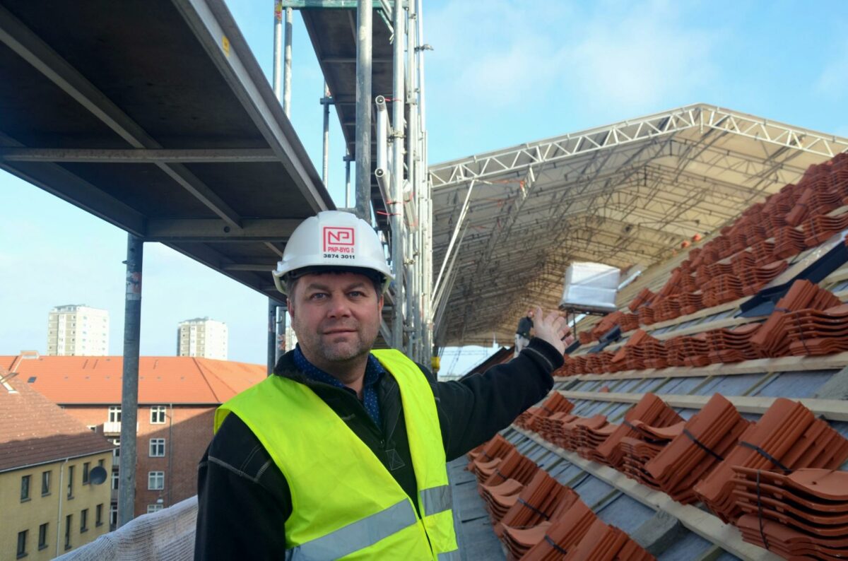 Vi vil være Storkøbenhavns foretrukne partner på energioptimering af klimaskærme, konstaterer PNP BYG A/S ejer og administrerende direktør Carsten Jensen, som her er fotograferet på besøg i A/B Mosgården, hvor virksomheden etablerer nyt tag med solceller og renoverer vinduer i samtlige lejligheder.