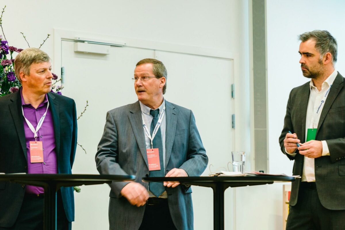 Der var på konferencen oplæg fra blandt andet Martin Fischer, der er professor ved Stanford University, og administrerende koncerndirektør i MT Højgaard Torben Biilmann. Her ses de sammen med moderator Jesper Zølck. Pressefoto.