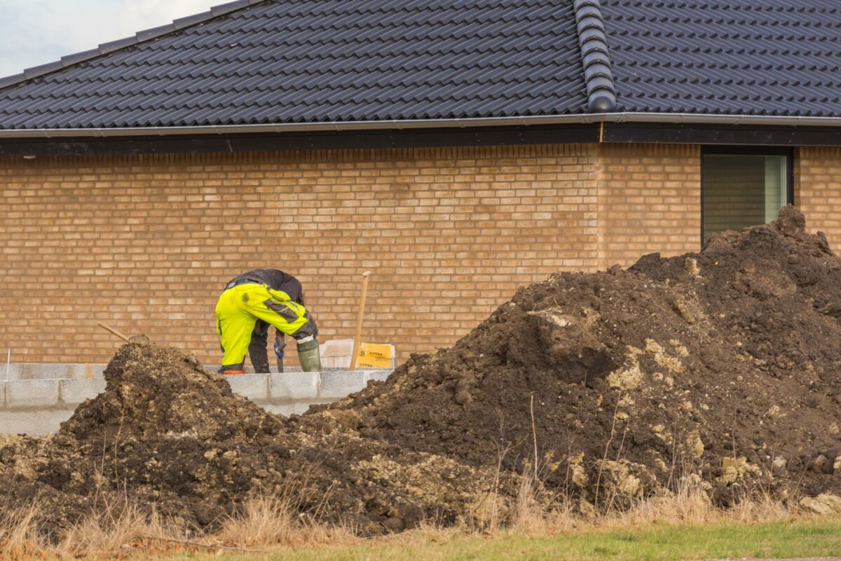 Der bliver både tænkt på energiregningen og CO2-udslippet, når der bygges nyt i Danmark. Men vores ældre huse fråser stadig med energien, viser analyse fra Dansk Byggeri. Foto: Colourbox.