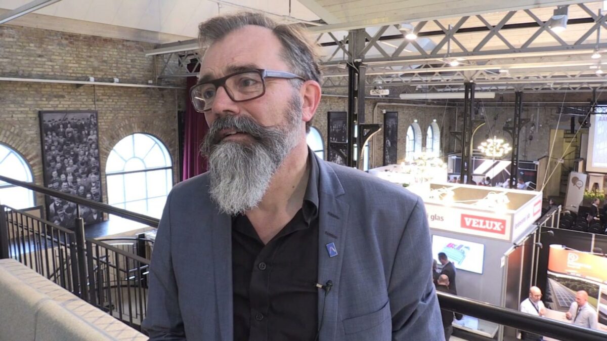 Stephen Willacy vil gerne udfordre og udfordres af arkitekterne. Foto: Kristian Troelsen.