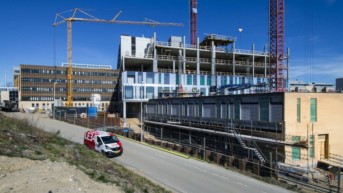 Byggeriet af fremtidens akuthospital i Viborg skrider planmæssigt fremad. Pressefoto.