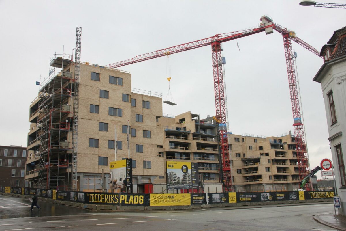 Stigende huspriser har betydet stor fremgang i boligbyggeriet de seneste år - her er det Frederiks Plads i Aarhus. Omvendt har erhvervsbyggeriet fortsat de seneste års fald. Foto: Torben Jastram.