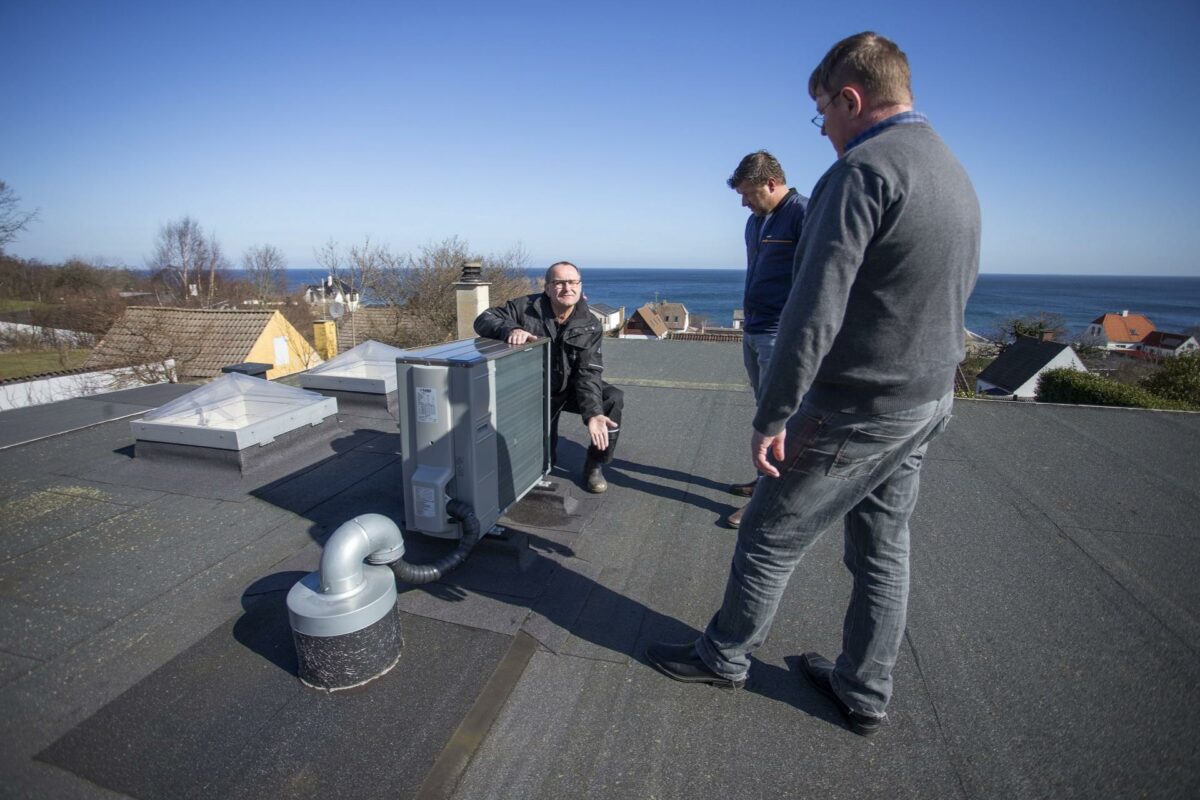 Varmepumper frem for fjernvarme. Tolv familier i Bornholms Boligselskabs afdeling Mågevangen i Tejn valgte luft-til-vand varmepumper i stedet for fjernvarme, da oliefyrene skulle udskiftes. Foto: Berit Hvassum.