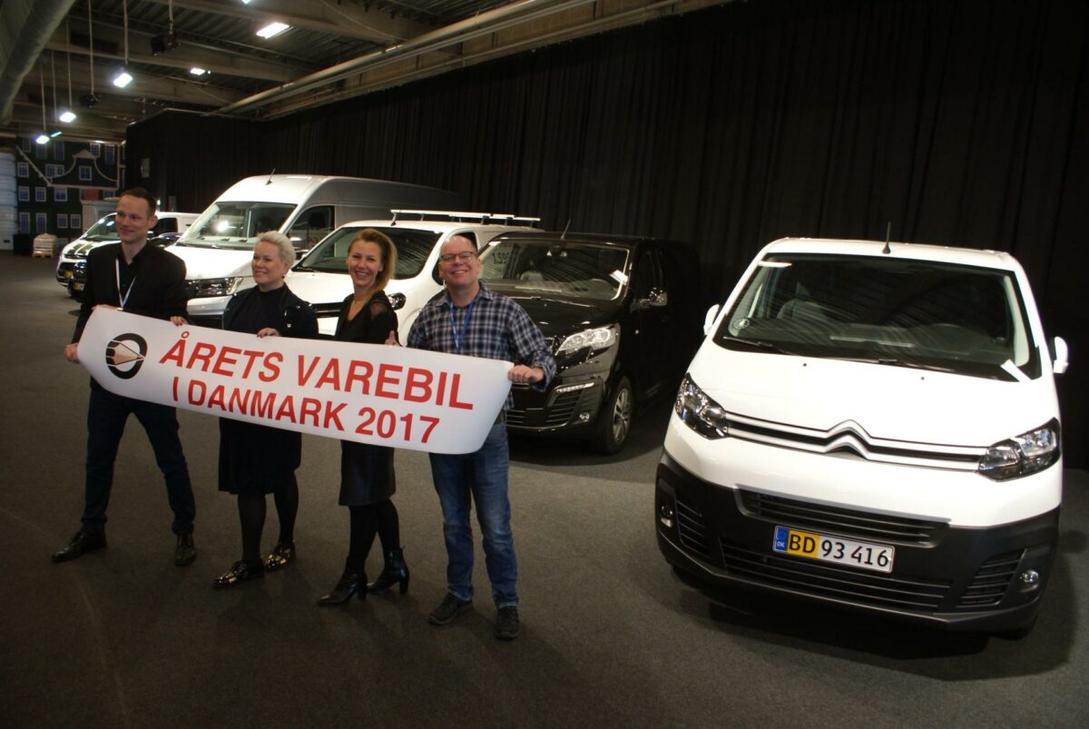 En glad trio med fra venstre Anders Tyrstrup (Toyota), Hanne Bank Sørensen (Peugeot) og Trine Krastrup (Citroën). Til højre Thomas André Petersen, næstformand i MKD.