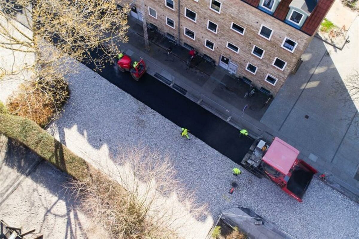 Bredagervej i Tårnby ligger som så mange andre veje i Danmark i et tæt bebygget område. Her oplever man den samme udfordring som mange andre veje i boligområder, når den kraftige regn rammer Danmark. Foto: Jonathan Grevsen/NCC.