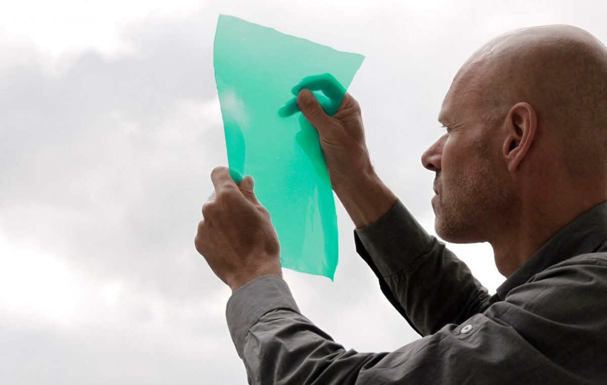 Seniorforsker Torben Valdbjørn Rasmussen står i spidsen for projektet, der blandt andet skal undersøge, om der er forskel på dampspærrefolier af genbrugsplast og helt ny plast. Pressefoto.